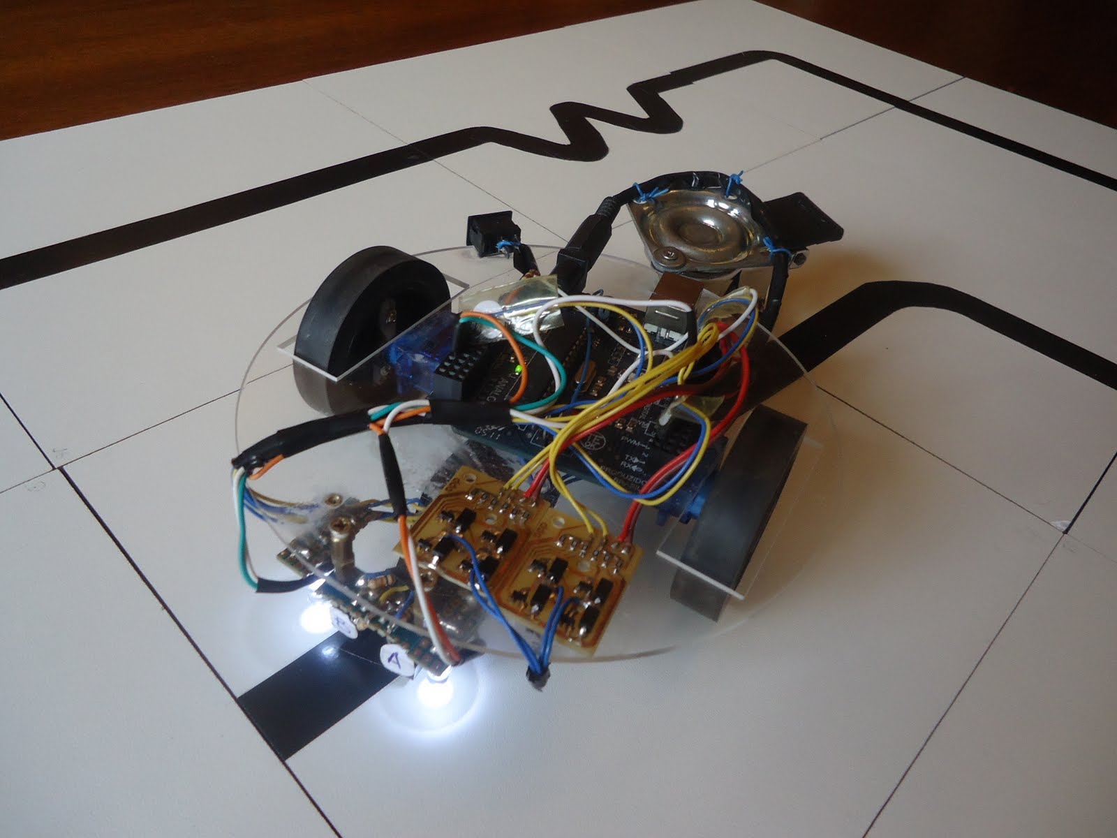 Robô feito com a placa Arduino Uno